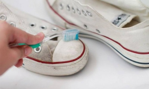  Toothpaste works great on cleaning white soles